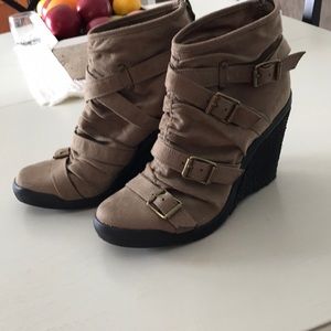 Simply Vera wedge boots Sz 9M.